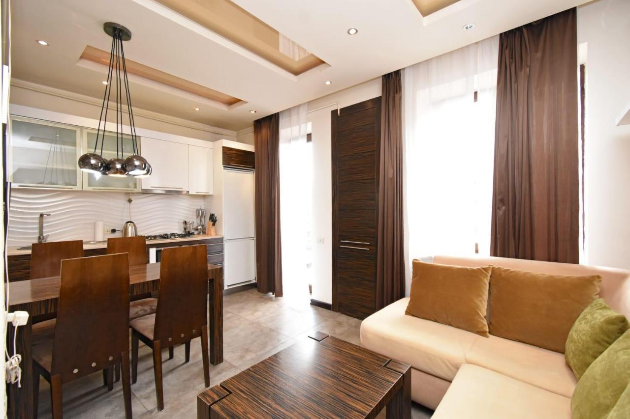 Galaxy Inn Luxury Hostel In Center 예레반 외부 사진