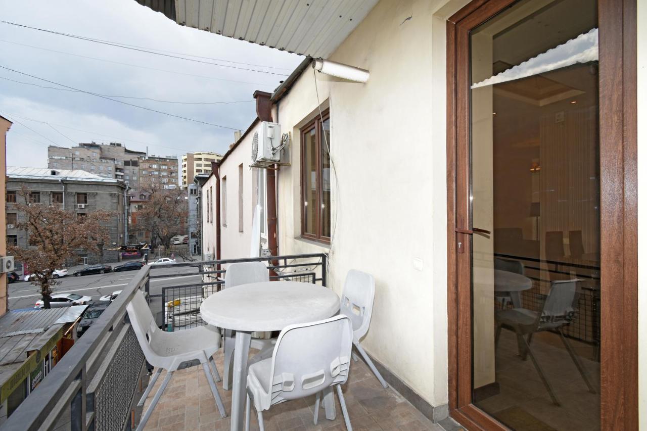 Galaxy Inn Luxury Hostel In Center 예레반 외부 사진