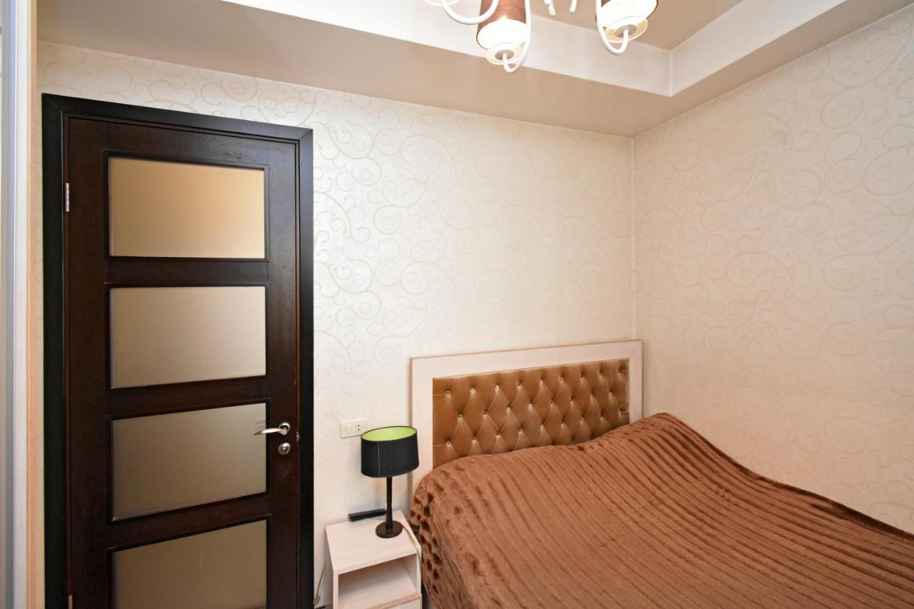 Galaxy Inn Luxury Hostel In Center 예레반 외부 사진