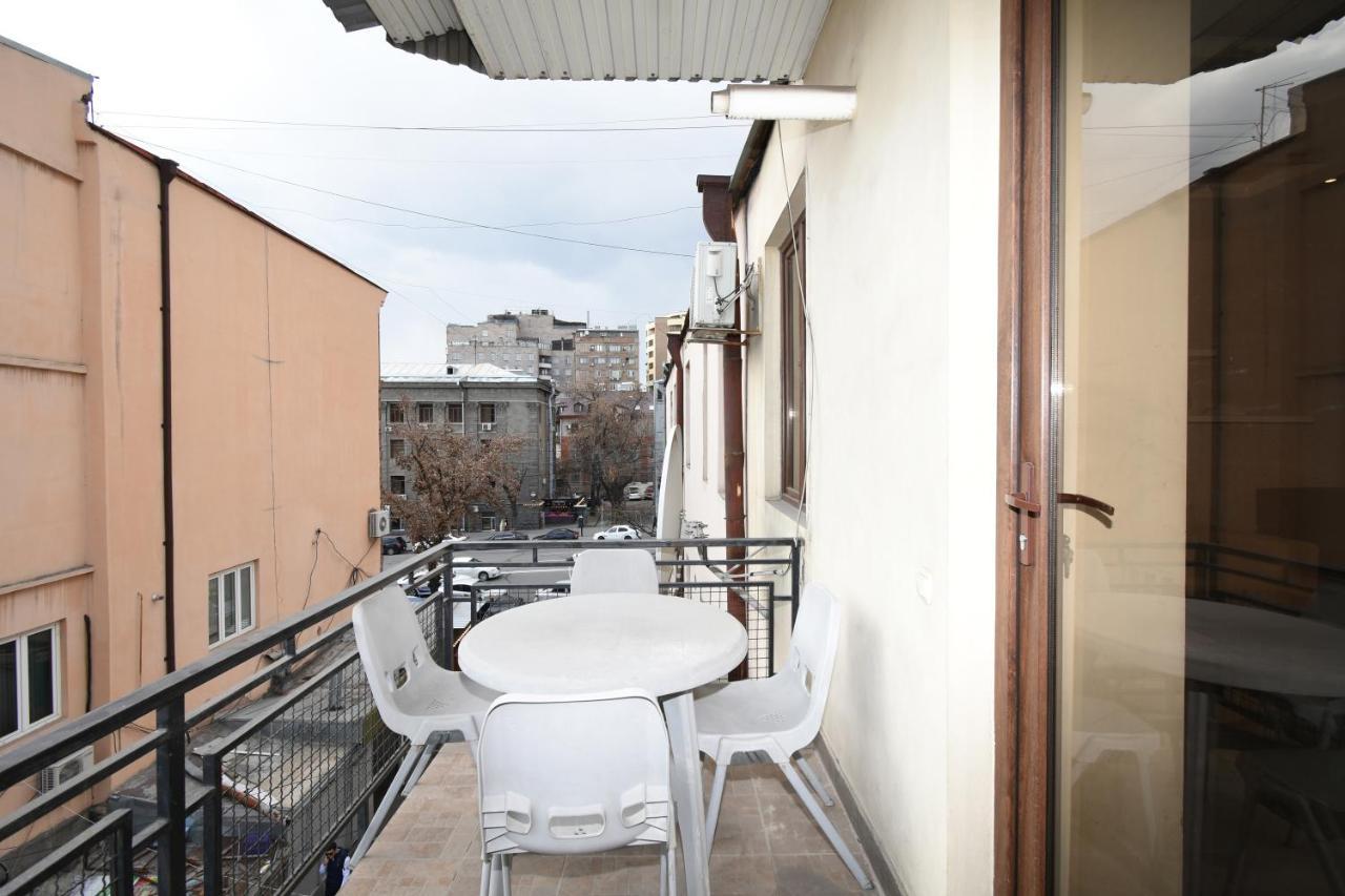Galaxy Inn Luxury Hostel In Center 예레반 외부 사진